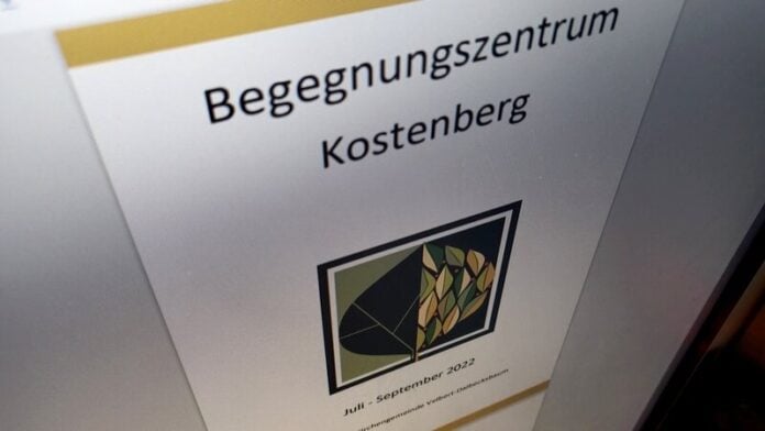 Diesen Flyer des Begegnungszentrums Kostenberg kann man im Internet herunterladen. Foto: Volkmann