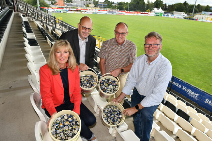 Elke Klingbeil, Vorstandsmitglied der Lebenshilfe im Kreis Mettmann, VSG-Geschäftsführer Axel Spitzer, Lars Glindemann, stellvertretender Vorsitzender der SSVg und Teammanager der Rainbow Stars, und Pastoralreferent Gisbert Punsmann haben in Kooperation eine Sammelaktion für die Rainbow Star Soccers gestartet. Foto: Mathias Kehren