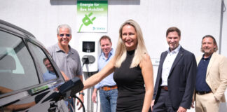 Roland und Ewa Adena, Geschäftsführer-Ehepaar der ASD Wlasak GmbH, Markus von Dollen von der DEKRA sowie Geschäftsführer Marc Bunse und Experte für Elektromobilität Jürgen Rodenbröker von den Stadtwerken Ratingen beim „Tanken“ an der gemeinschaftlich installierten Ladesäule. Foto: Stadtwerke Ratingen