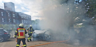Der PKW-Brand auf dem Gerberplatz in Erkrath. Foto: Polizei