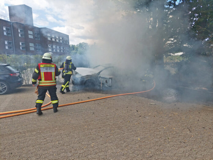 Der PKW-Brand auf dem Gerberplatz in Erkrath. Foto: Polizei
