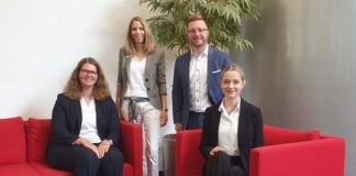 Freuen sich über die Bildungserfolge: Janina Schumacher, Melanie Hager (Leiterin Personal), Daniel Naujoks und Alice Mumm. Foto: Sparkasse HRV