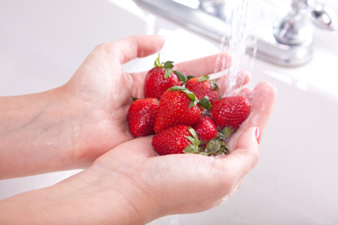 Erdbeeren legen teils lange Transportwege zurück und werden daher mit Pestiziden behandelt. Foto: VZ NRW/adpic