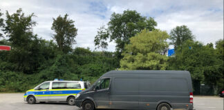 Die Polizei stoppte diesen erheblich überladenen Transporter. Foto: Polizei