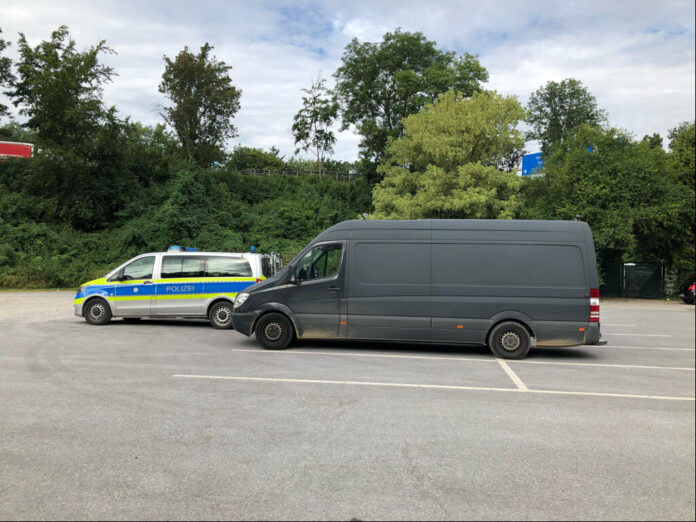 Die Polizei stoppte diesen erheblich überladenen Transporter. Foto: Polizei