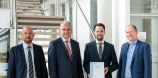 Prof. Dr. Forian Heiß, Prof. Dr. Svend Reuse (Kreissparkasse Düsseldorf), Dr. Maximilian Osterhaus und Prof. Dr. Stefan Süß. Foto: Kreissparkasse Düsseldorf