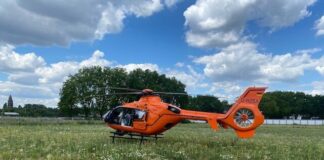 Ein Rettungshubschrauber ist auf einer Wiese gelandet. Foto: FW Gelsenkirchen