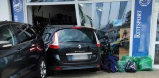 Am Mittwochnachmittag prallte ein Renault Scenic aus bisher ungeklärter Ursache in ein Schaufenster. Foto: Polizei