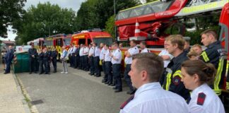Nicht nur die Mitglieder der Löschgruppe Obschwarzbach sind zum Richtfest des Feuerwehr-Gerätehauses angetreten. Foto: Feuerwehr Mettmann