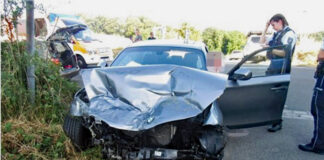 Der bei dem Unfall in Velbert beschädigte BMW. Foto: Polizei