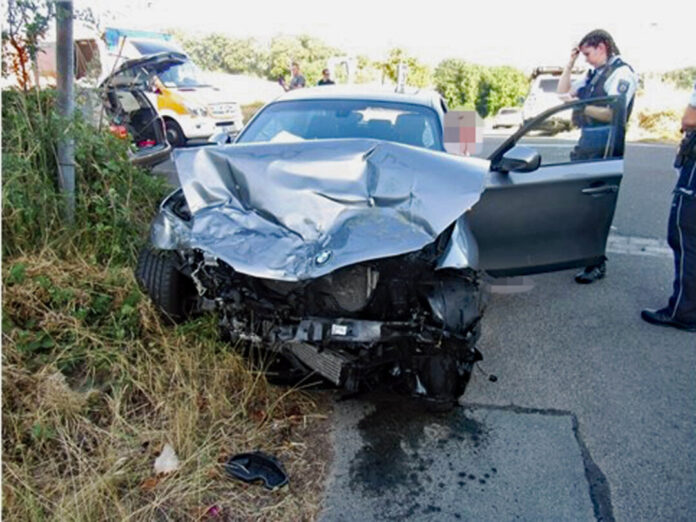 Der bei dem Unfall in Velbert beschädigte BMW. Foto: Polizei