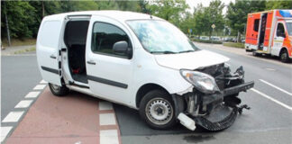 Der Mercedes Benz wurde im Frontbereich massiv beschädigt. Foto: Polizei