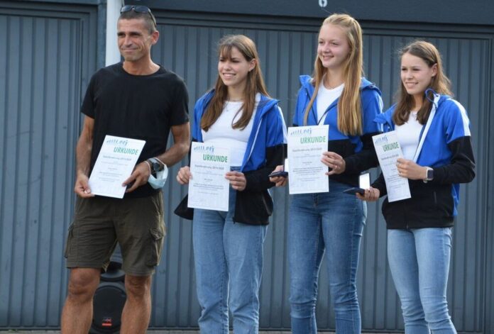 Sie wurden im Jahr 2021 geehrt: Trainer Alipio Penedo sowie die Leichtathletinnen Mara Berger, Emily Heyden und Emie Lotta Berger.