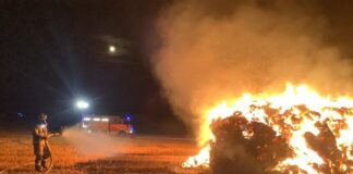 In Mettmann haben Unbekannte mehrere Strohballen angezündet. Foto: Feuerwehr Mettmann