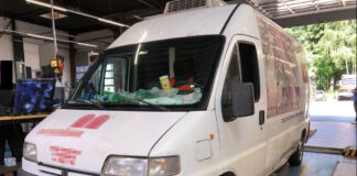 Der Verkehrsdienst der KPB Mettmann zog einen Transporter aus dem Verkehr. Foto: Polizei