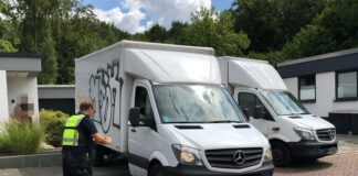 Am Mittwoch zogen die Experten des Verkehrsdienstes zwei völlig überladene Umzugswagen aus dem Verkehr. Foto: Polizei
