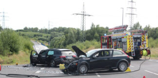 Durch einen Zusammenstoß beim Abbiegen entstand ein Totalschaden an beiden Fahrzeugen. Foto: Polizei