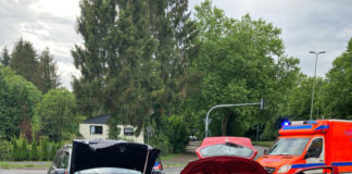 Beide Autos wurden bei dem Unfall total beschädigt. Foto: Polizei