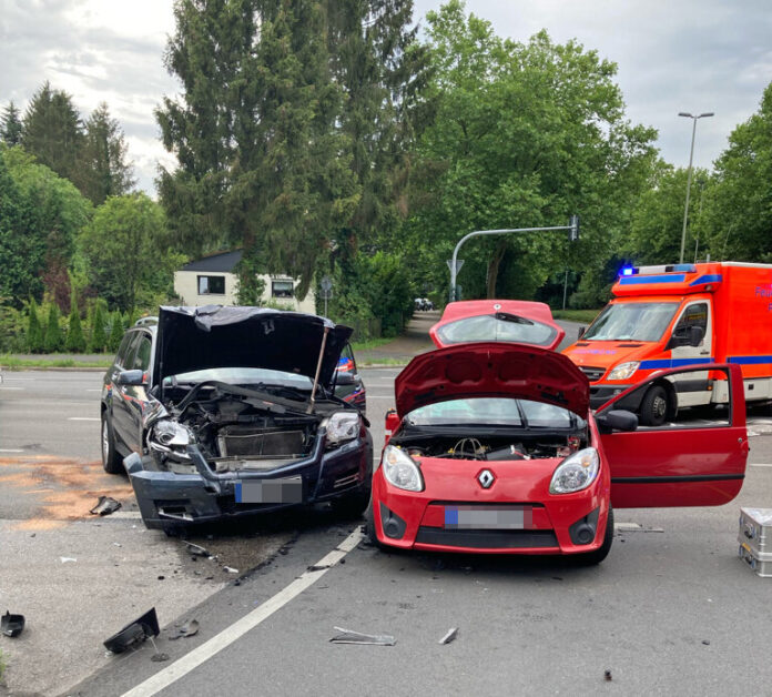 Beide Autos wurden bei dem Unfall total beschädigt. Foto: Polizei