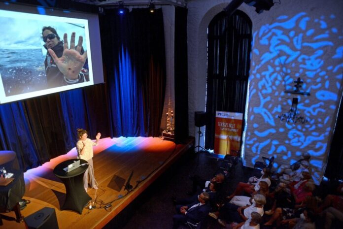 Frauke Bagusche brachte Bilder mit zum Volksbank-Damensymposium - dieses zeigt sie mit einer Hand voller Mikroplastik auf hoher See. Foto: Volksbank/Bettina Osswald