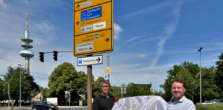 Markus Thelen und Arnd Sulimma von den Technischen Betrieben haben die Pläne für die Sanierung des Willy-Brandt-Platzes vorgestellt. Foto: Mathias Kehren