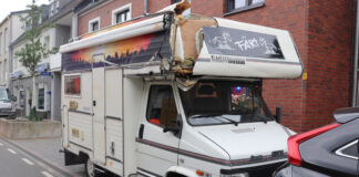 Ein Wohnmobil der Marke Fiat Ducato fuhr gegen ein Lieferfahrzeug. Foto: Polizei
