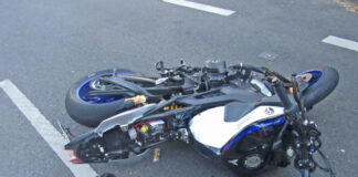 Das beim Unfall schwer beschädigte Motorrad Yamaha MT09SP. Foto: Polizei