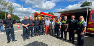 Einatzkräfte von Feuerwehr und Polizei mit NRW-Innenminister Herbert Reul (7. v.r.). Foto: FW Ratingen