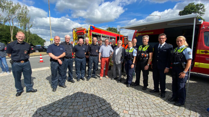 Einatzkräfte von Feuerwehr und Polizei mit NRW-Innenminister Herbert Reul (7. v.r.). Foto: FW Ratingen