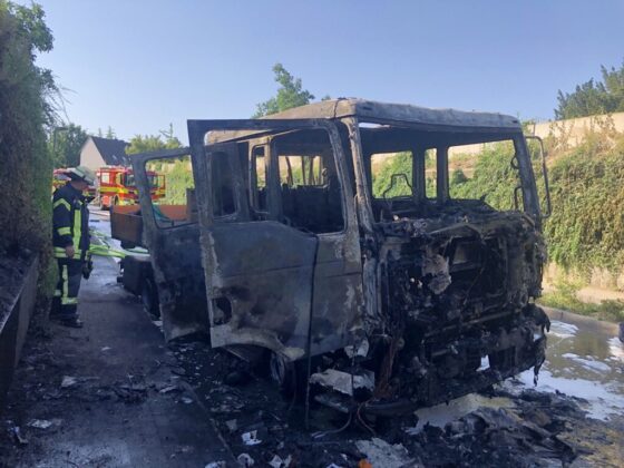 Das ausgebrannte Fahrerhaus des Lastwagens. Foto: FW Ratingen