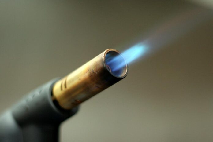 Eine Lötlampe ist zu sehen. Foto: pixabay