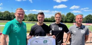 Freude über die Neuverpflichtung: Vereinsvorsitzender André Grimmert, Timo Brauer, Cheftrainer Marcel Bastians und der sportliche Leiter Michael Kirschner. Foto: TVD Velbert