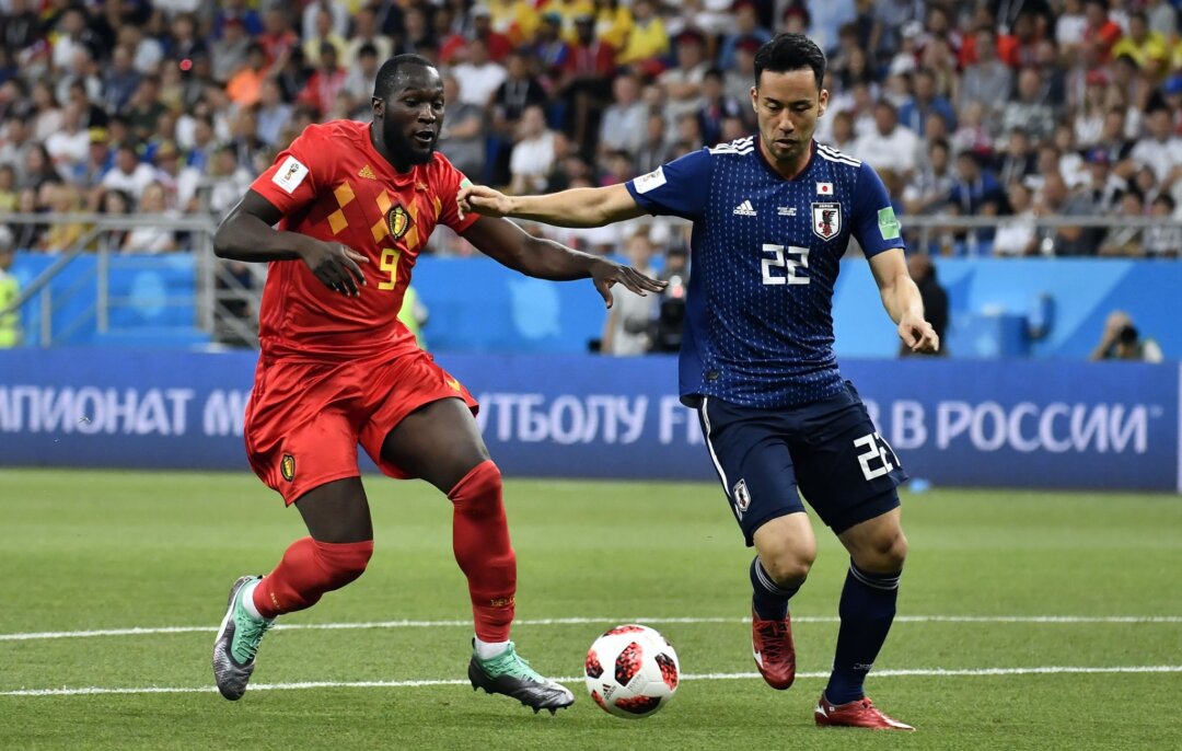 Maya Yoshida Romelu Lukaku aus Belgien (l) und Japans Maya Yoshida kämpfen um den Ball.