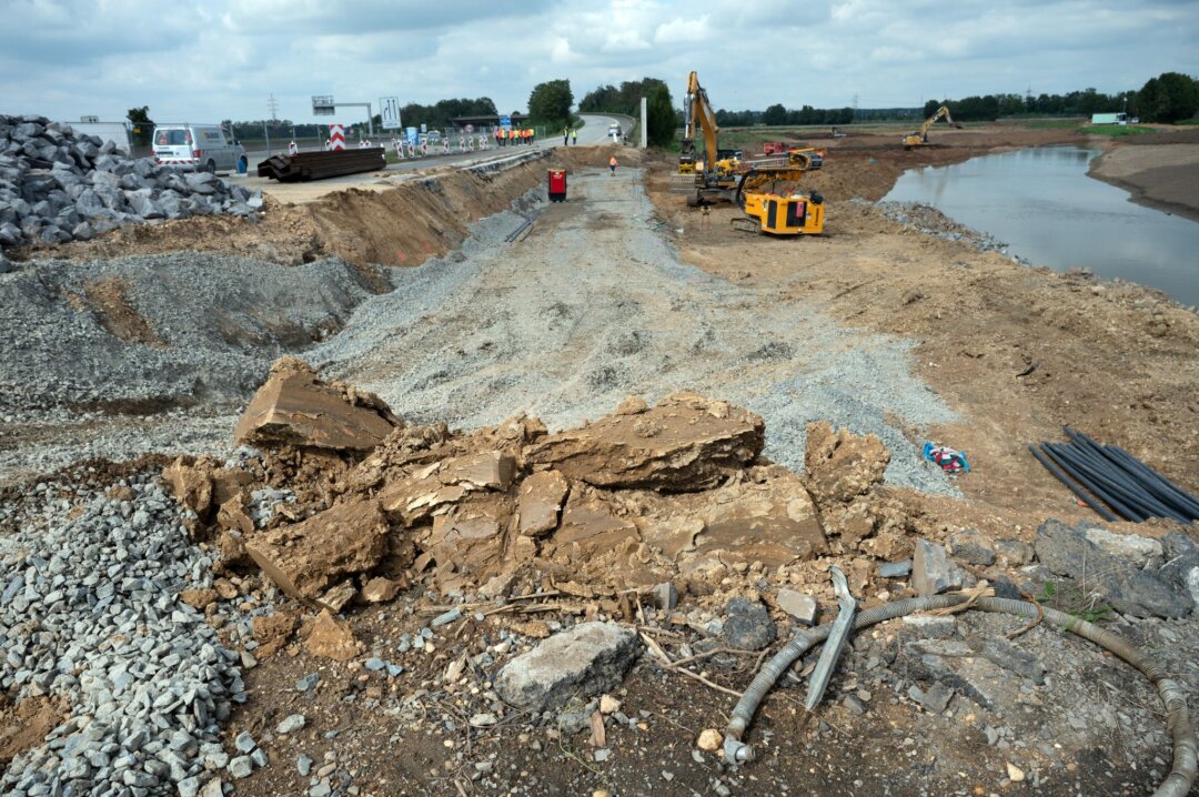Baumaßnahmen nach der Jahrhundert-Flut Baumaschinen arbeiten an der A1 bei Erftstadt, um die weggespülte Fahrbahn wieder aufzubauen.