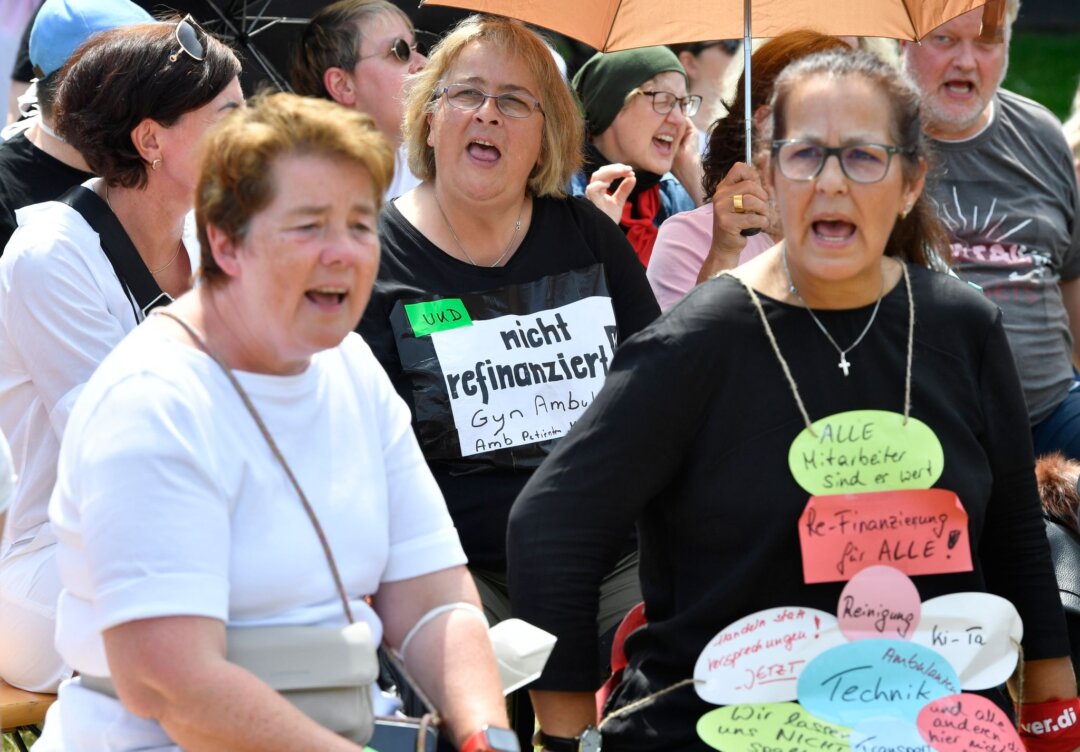 Demonstration Mitarbeiter der landesweiten Unikliniken demonstrieren vor dem Landtag.