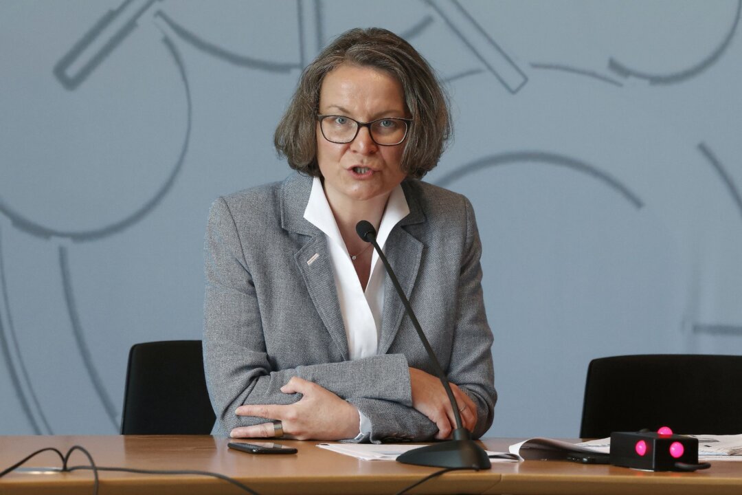Ina Scharrenbach Ina Scharrenbach (CDU), Bauministerin von Nordrhein-Westfalen, gibt eine Pressekonferenz.