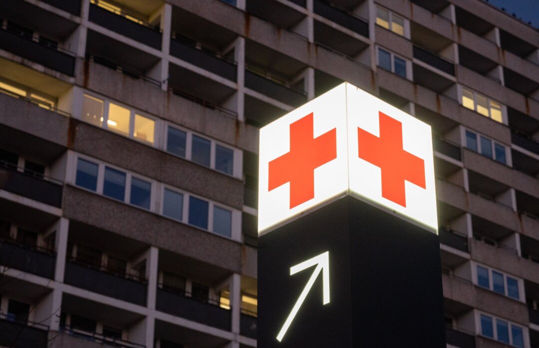Krankenhaus Ein Pfeil weist den Weg zur Notaufnahme eines Krankenhauses.