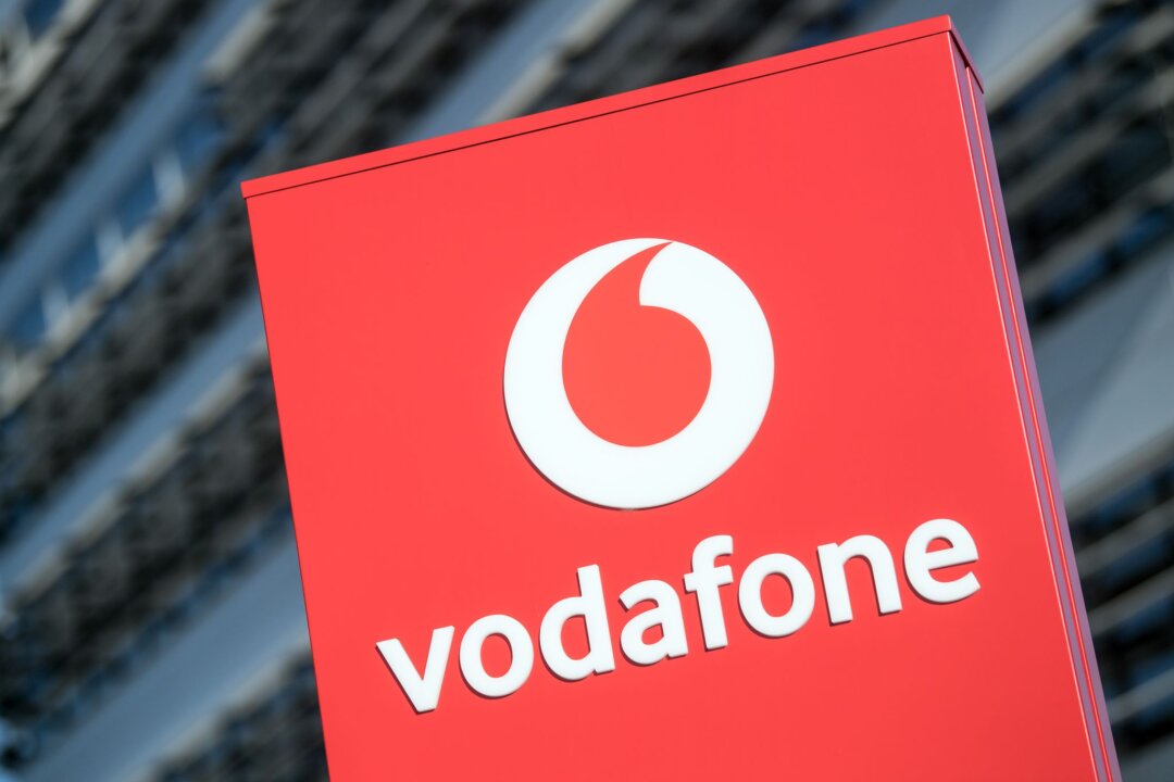 Vodafone Das Vodafone-Logo steht vor der Vodafone-Deutschland-Zentrale.