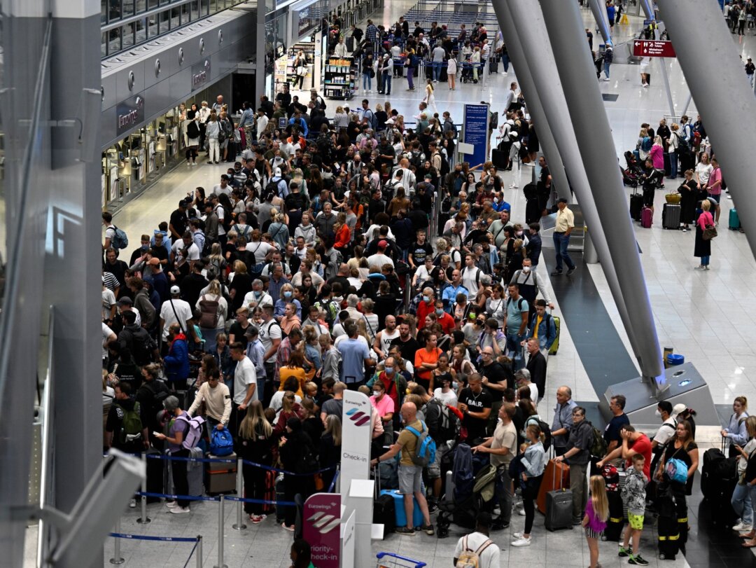 Flughafen Düsseldorf Reisende stehen während eines Warnstreiks bei der Lufthansa in Schlangen vor Check-In-Schaltern.