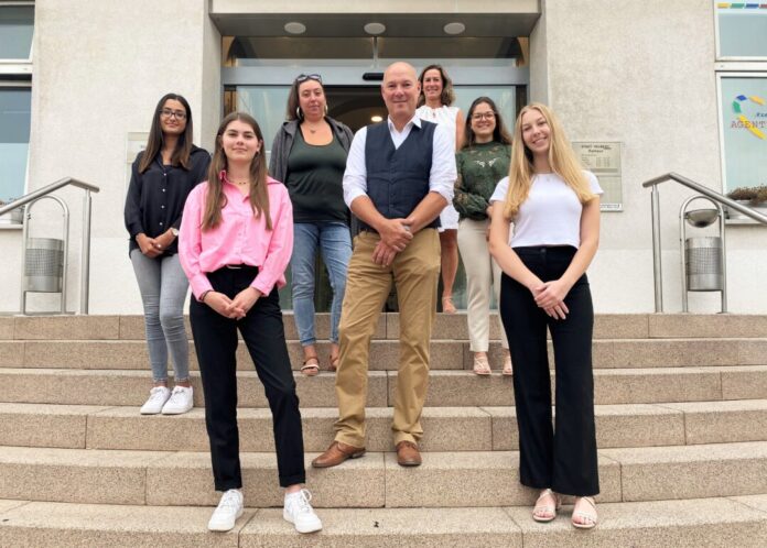 Dilara Akyol, Mara Thelen, Nina Theis, Bürgermeister Dirk Lukrafka, Petra Villanueva Schmidt (Ausbildungsleiterin), Aylin Bicerik (stv. Ausbildungsleiterin) und Laura Schulte Foto: Patrick Ryg/Stadt Velbert