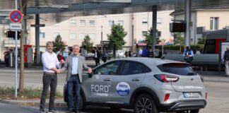 Zum Start des neuen Carsharing-Angebots in Ratingen trafen sich Betreiber Michael Kneifel (links) und Bürgermeister Klaus Pesch am Düsseldorfer Platz, wo ab sofort ein Ford Puma stationiert ist und unkompliziert gebucht werden kann. Foto: Stadt Ratingen