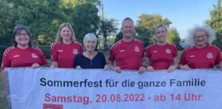 Mit einem Banner macht das Orga-Team auf das Sommerfest aufmerksam. Foto: TuS Breitscheid