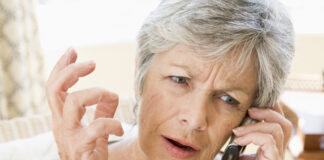 Eine Seniorin am Telefon. Foto: VZ NRW/Adpic