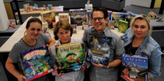 Übergabe der neuen Spiele vom Freundeskreis an die Stadtbibliothek: Denise Waldt, Petra Kampf, Martin Koch und Irina Ostapenko. Foto: Verein