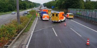 Die Ratinger Feuerwehr waren mit mehreren Einsatzwagen vor Ort auf der A3. Foto: FW Ratingen