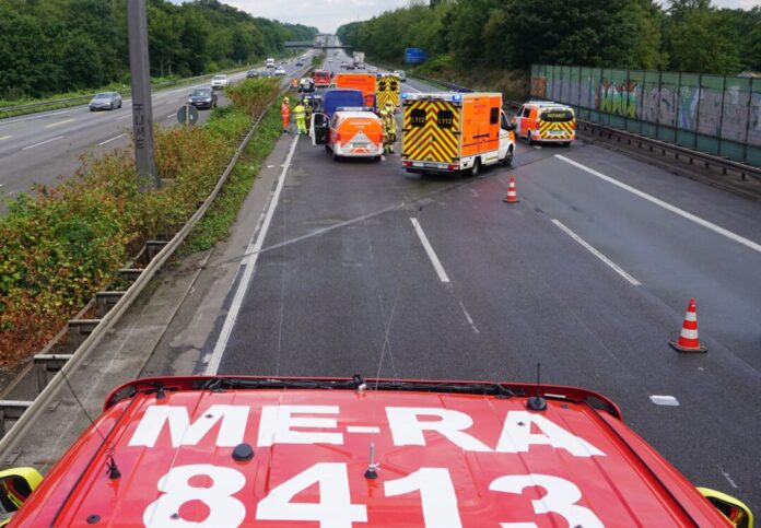 Die Ratinger Feuerwehr waren mit mehreren Einsatzwagen vor Ort auf der A3. Foto: FW Ratingen