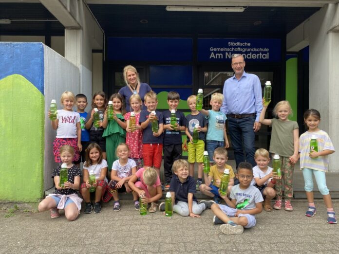 Freude bei den Schülern: Westenergie hatte Trinkflaschen im Gepäck. Foto: Westenergie