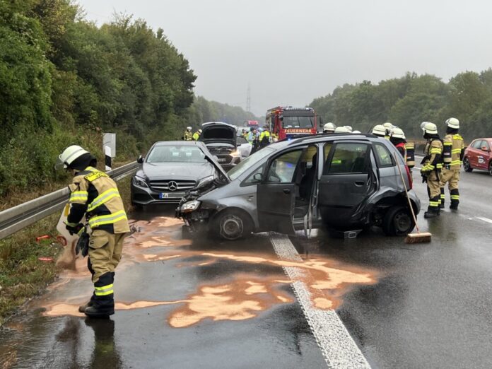 Auslaufende Betriebsstoffe wurden abgestreut. Foto: Feuerwehr Haan