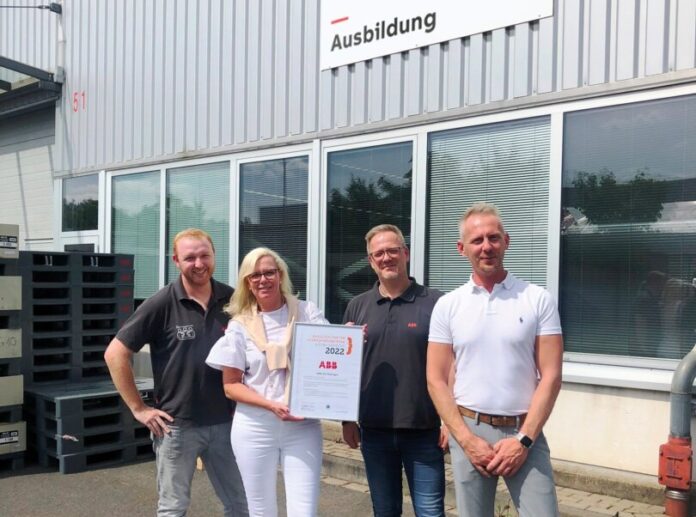 Freude über die Auszeichnung: Daniel Schütz - Ausbilder Metalltechnik, Christina Esser - Ausbildungskoordinatorin, Tomasz Zwolski - Ausbilder Elektroberufe, Lars Homann - Leiter gewerbliche Ausbildung). Foto: ABB