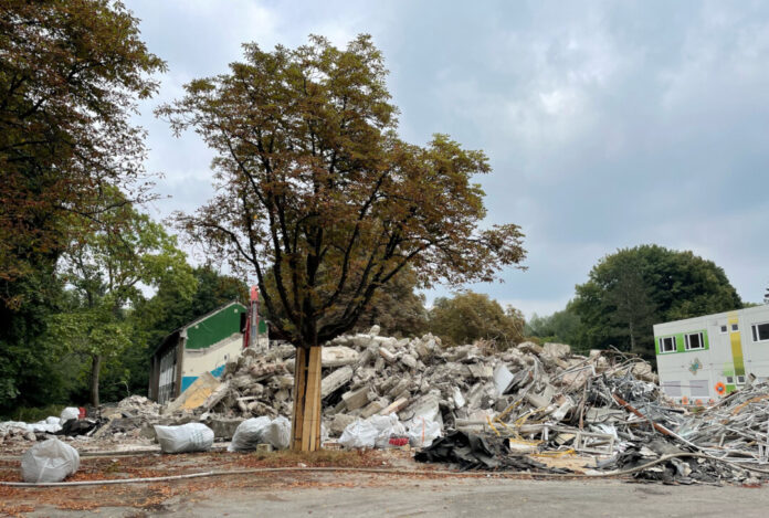Der Rückbau erster maroder Gebäudeteile der ehemaligen Schule an der Freiheitstraße hat begonnen. Das Ende der Abbrucharbeiten ist für Ende Herbst vorgesehen. Foto: Stadt Erkrath